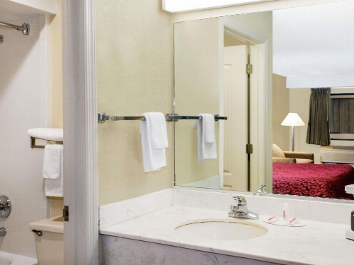 Days Inn & Suites by Wyndham Columbia Airport image 18