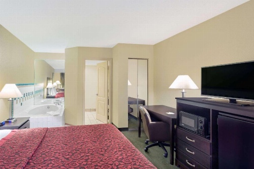 Days Inn & Suites by Wyndham Columbia Airport image 41